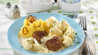 Frikadellen mit Kartoffelpüree und Blumenkohl Rezept - Foto: LECKER @ Bauer Media Group
