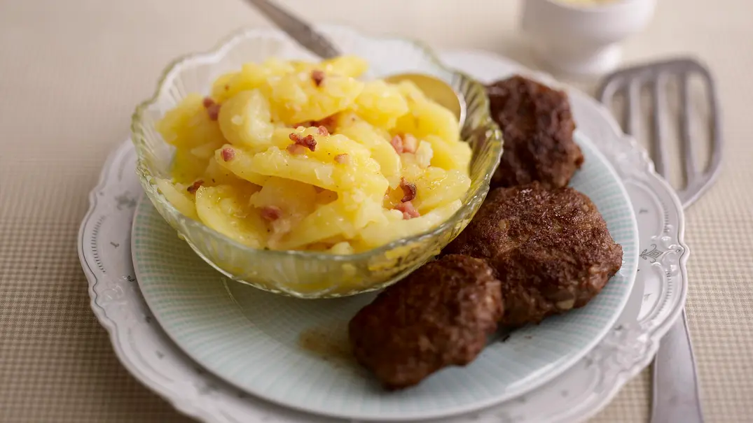 Frikadellen mit Kartoffelsalat Rezept - Foto: LECKER @ Bauer Media Group