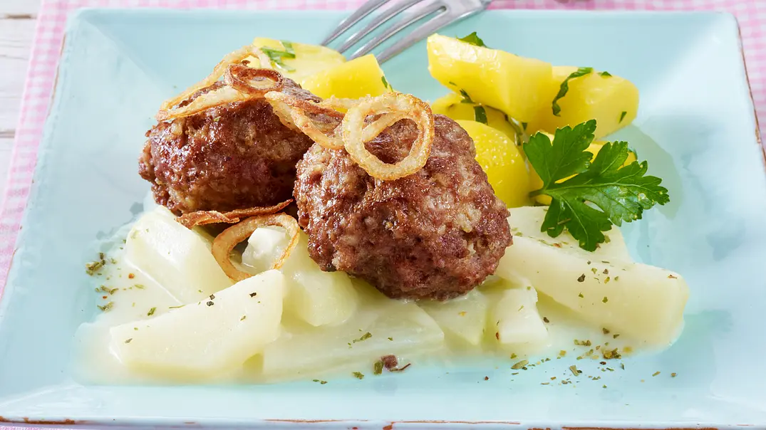 Frikadellen mit Kohlrabi-Gemüse und Petersilienkartoffeln Rezept - Foto: LECKER @ Bauer Media Group Frikadellen mit Kohlrabi-Gemüse und Petersilienkartoffeln Rezept - Foto: LECKER @ Bauer Media Group