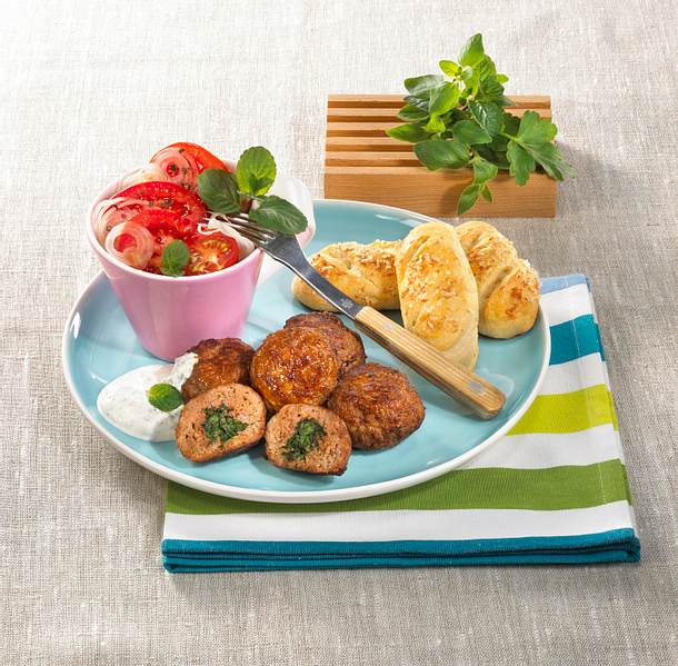 Frikadellen mit Kräuterfüllung und Tomatensalat Rezept Frikadellen mit Kräuterfüllung und Tomatensalat Rezept