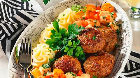 Frikadellen mit Möhrengemüse Rezept - Foto: Maass