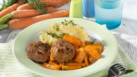 Frikadellen mit Möhrengemüse und Kartoffelpüree Rezept - Foto: House of Food / Bauer Food Experts KG