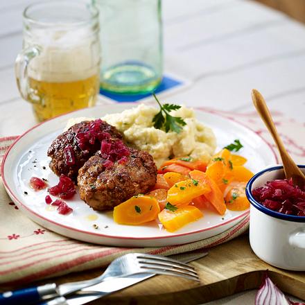Frikadellen mit Pastinakenstampf, Möhrengemüse und Zwiebel-Konfit Rezept Frikadellen mit Pastinakenstampf, Möhrengemüse und Zwiebel-Konfit Rezept
