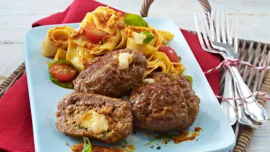 Frikadellen mit Pesto-Mozzarella-Füllung und Pesto-Nudeln Rezept - Foto: LECKER @ Bauer Media Group