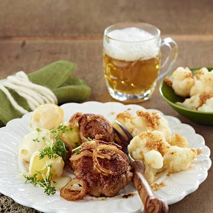 Frikadellen mit Röstzwiebeln und Béchmalkartoffeln Rezept