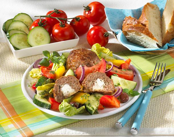 Frikadellen mit Schafskäse auf Salat Rezept Frikadellen mit Schafskäse auf Salat Rezept