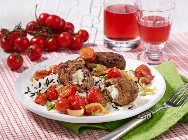 Frikadellen mit Schafskäsefüllung, Reis und geschmolzenen Tomaten Rezept Frikadellen mit Schafskäsefüllung, Reis und geschmolzenen Tomaten Rezept