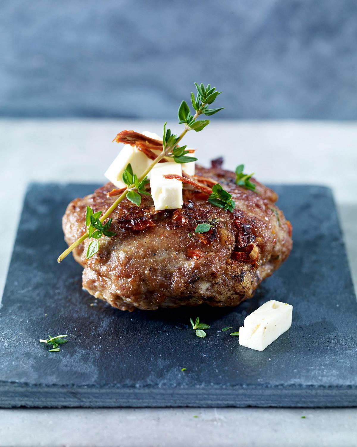 Frikadellen mit Schafskäse, getrockneten Tomaten und Thymian Rezept