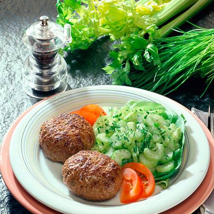 Frikadellen mit Selleriesalat Rezept Frikadellen mit Selleriesalat Rezept