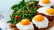 Frikadellen mit Spiegeleiern, grünen Bohnen, Kartoffelstampf und Butterbröseln Rezept - Foto: LECKER @ Bauer Media Group