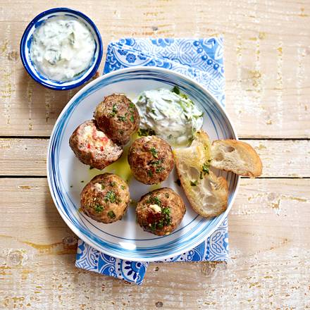 Frikadellen mit Tomaten-Feta-Füllung und Tzatziki Rezept Frikadellen mit Tomaten-Feta-Füllung und Tzatziki Rezept