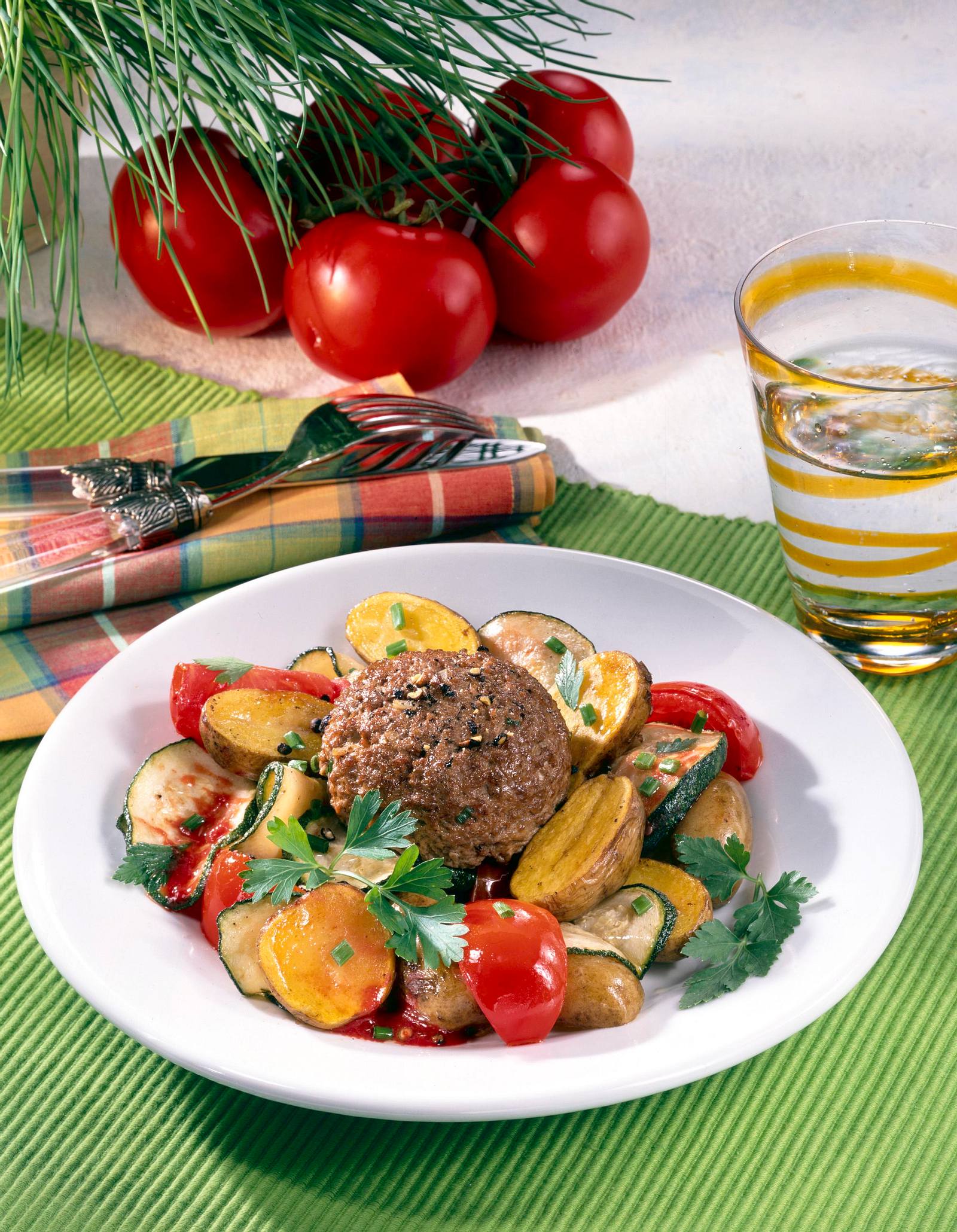 Frikadellen zu Tomaten-Zucchini-Gemüse (Diabetiker) Rezept | LECKER