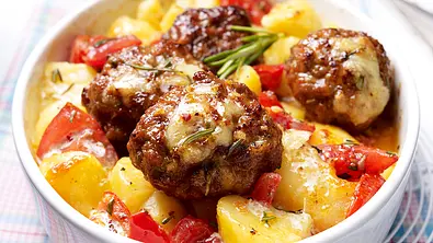 Frikadellengratin mit Knoblauchkartoffeln Rezept - Foto: LECKER @ Bauer Media Group