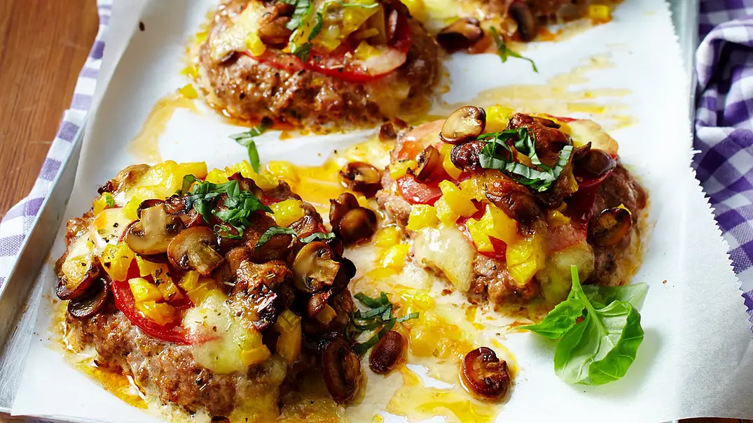 Frikadellenpizzas mit Tomate-Mozzarella Rezept - Foto: LECKER @ Bauer Media Group Frikadellenpizzas mit Tomate-Mozzarella Rezept - Foto: LECKER @ Bauer Media Group