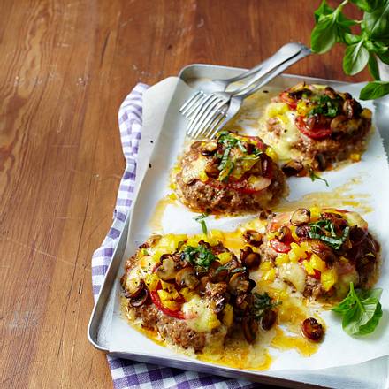 Frikadellenpizzas mit Tomate-Mozzarella Rezept Frikadellenpizzas mit Tomate-Mozzarella Rezept