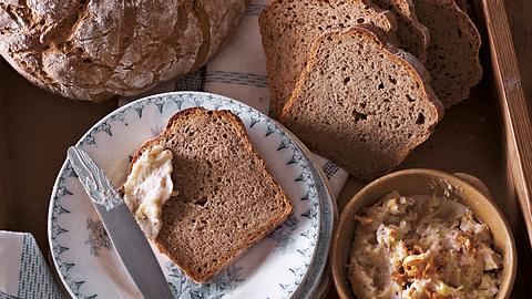 Frisch gebackenes Sauerteigbrot Rezept - Foto: House of Food / Bauer Food Experts KG