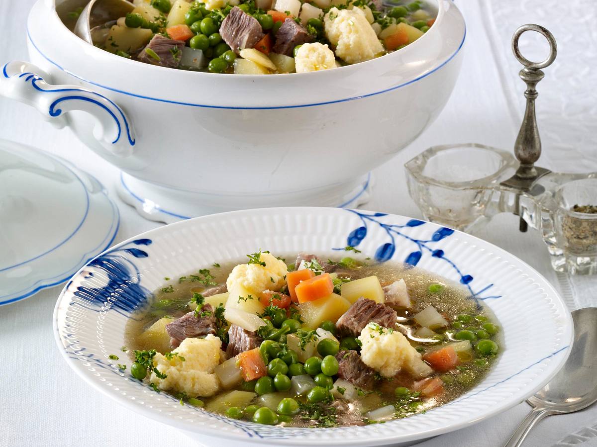 Frische Erbsensuppe mit Grießklößchen Rezept