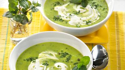 Frische Erbsensuppe mit Petersilie & Minze Rezept - Foto: House of Food / Bauer Food Experts KG