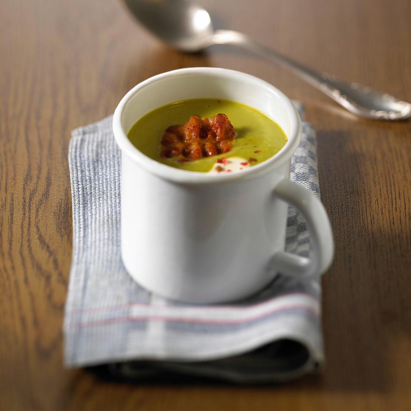 Frische Erbsensuppe mit Speck Rezept | LECKER