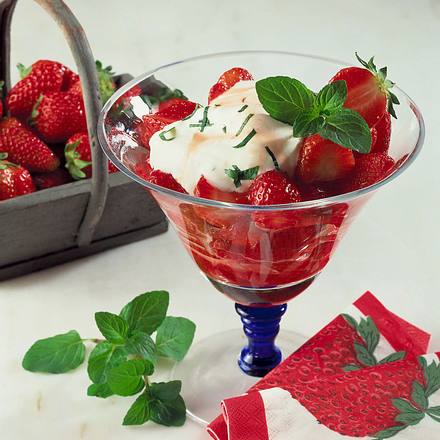 Frische Erdbeeren mit Sherry-Schaum Rezept Frische Erdbeeren mit Sherry-Schaum Rezept