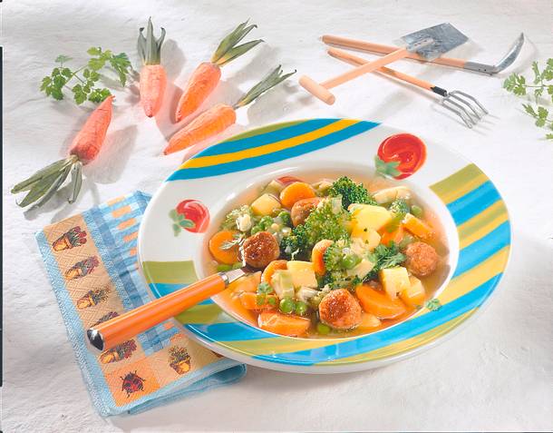 Frische Frühlingssuppe mit Bratwurst-Klößchen Rezept Frische Frühlingssuppe mit Bratwurst-Klößchen Rezept