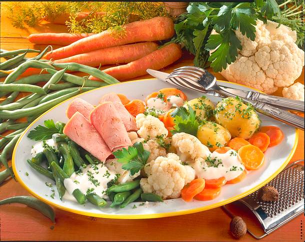 Frische Gemüseplatte mit Kasseler-Aufschnitt Rezept