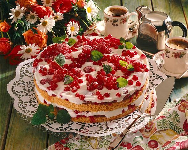 Frische Johannisbeer-Dickmilch-Torte Rezept