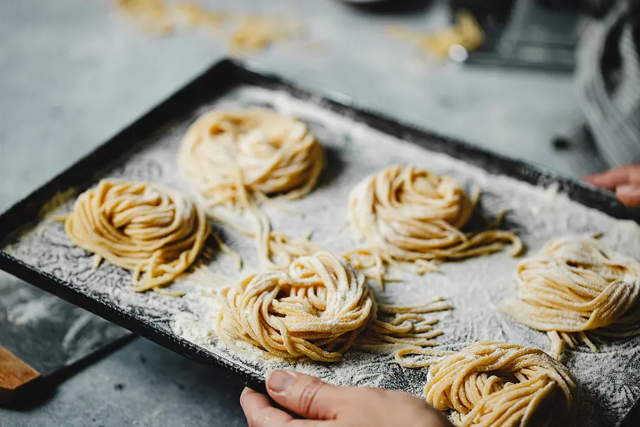 Frische Pasta auf einem Tablett