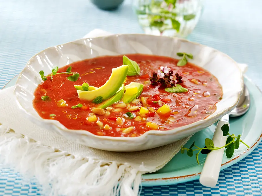 Frische Tomatensuppe mit Pinienkernen und Avocado Rezept