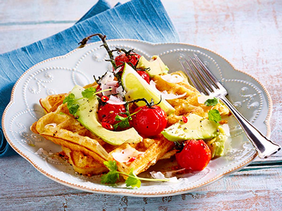 Frische Waffeln mit Avocado  und Kirschtomaten Rezept