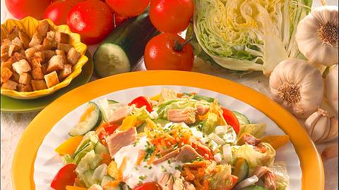 Frischer bunter Salat Rezept - Foto: Horn