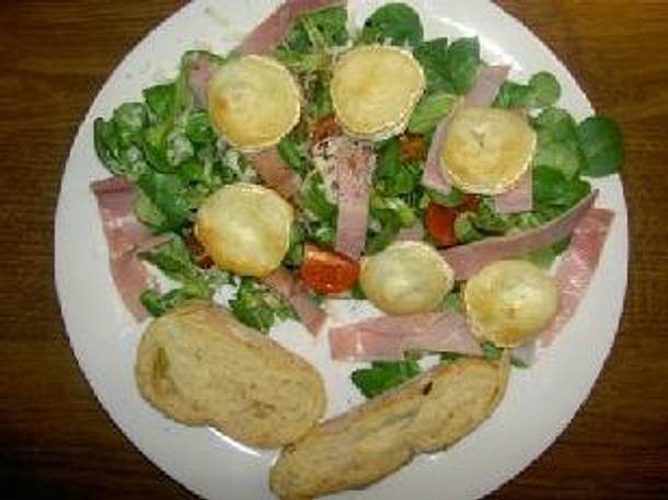 Frischer Feldsalat mit geröstetem Ziegenkäse und Ciabatta Rezept Frischer Feldsalat mit geröstetem Ziegenkäse und Ciabatta Rezept