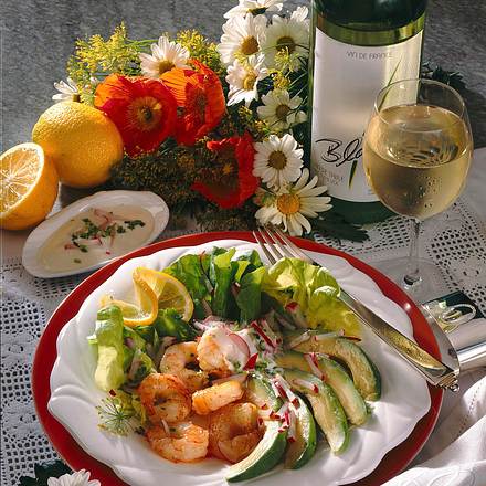 Frischer Salat mit gebratenen Garnelen Rezept Frischer Salat mit gebratenen Garnelen Rezept