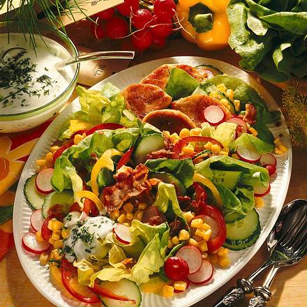 Frischer Salat mit Puten-Medaillons Rezept Frischer Salat mit Puten-Medaillons Rezept