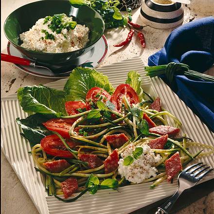Frischer Salat mit Salami und Frischkäse Rezept