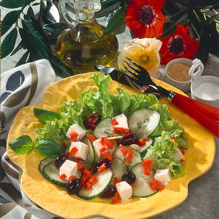 Frischer Salat mit Schafskäse und Oliven Rezept