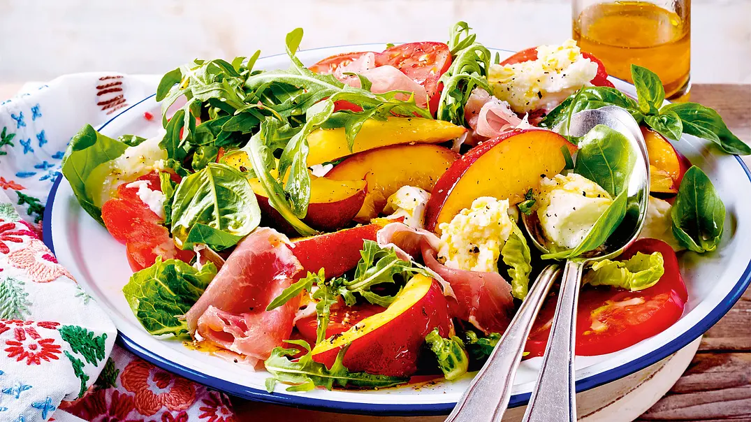 Frischer Sommersalat mit Nektarinen Rezept - Foto: LECKER @ Bauer Media Group