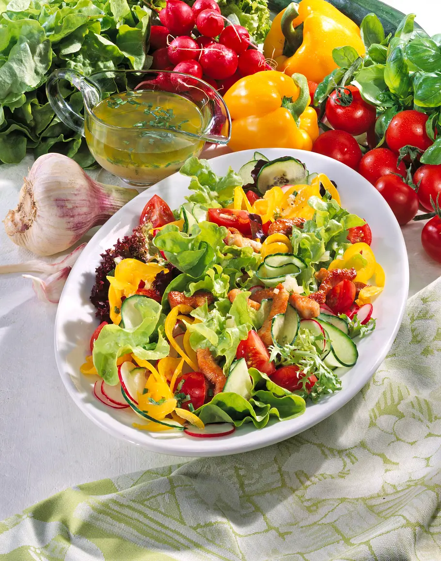 Frischer Sommersalat mit Putenstreifen Rezept Frischer Sommersalat mit Putenstreifen Rezept