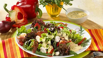 Frischer Sommersalat mit Serrano-Schinken Rezept - Foto: LECKER @ Bauer Media Group
