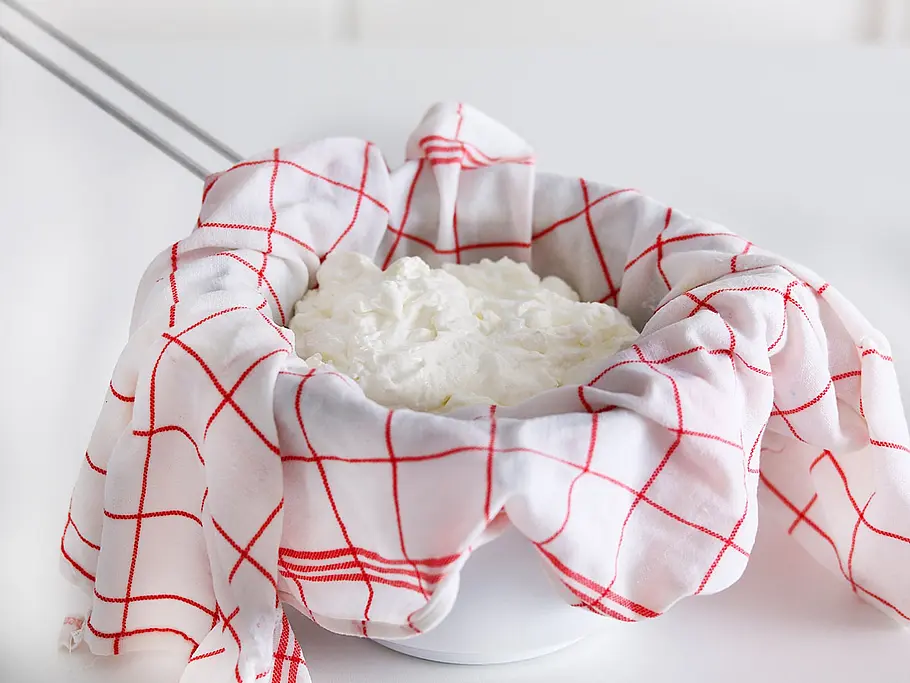 Frischkäse abtropfen lassen