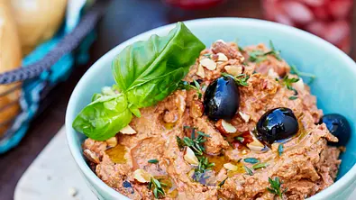Top 5 Dips mit Frischkäse: Tomaten-Salzmandel-Dip - Foto: LECKER @ Bauer Media Group