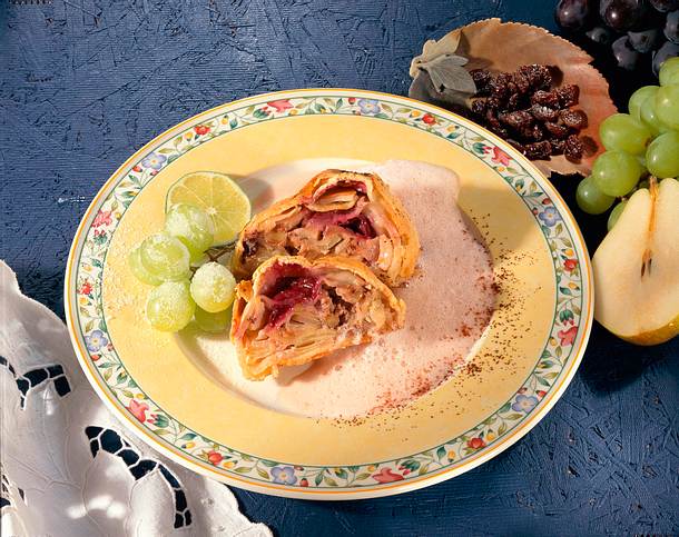 Frischkäse-Früchte-Strudel mit Rotweinsauce Rezept