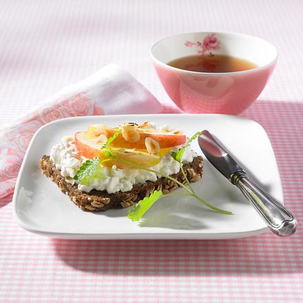 Frischkäsebrot mit Apfelspalten Rezept Frischkäsebrot mit Apfelspalten Rezept
