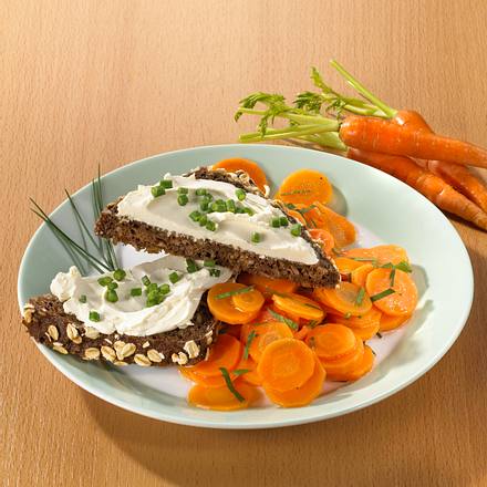 Frischkäsebrot mit Möhrensalat Rezept