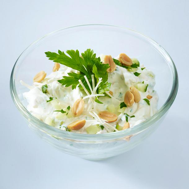 Frischkäsecreme (aus eins machs drei) mit Meerrettich und Erdnüssen Rezept Frischkäsecreme (aus eins machs drei) mit Meerrettich und Erdnüssen Rezept