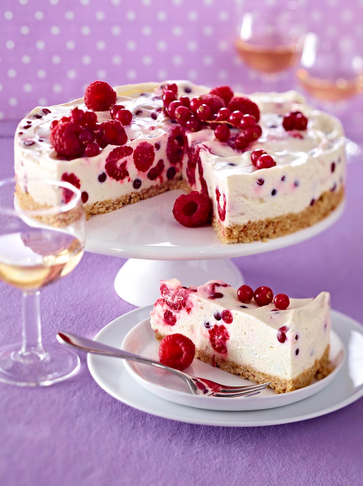 Frischkäse-Beeren-Kuchen mit Keksbröselboden Rezept