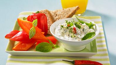 Frischkäse-Dip mit Paprika Rezept - Foto: LECKER @ Bauer Media Group