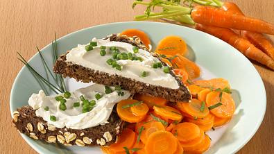 Frischkäsebrot mit Möhrensalat (Trennkost) Rezept - Foto: LECKER @ Bauer Media Group