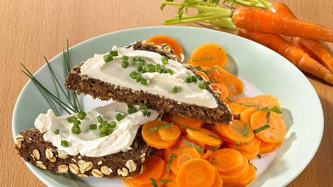 Frischkäsebrot mit Möhrensalat (Trennkost) Rezept - Foto: Först, Thomas