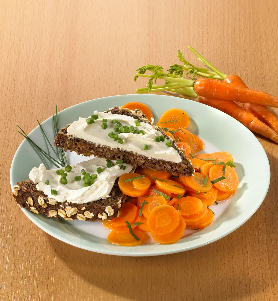 Frischkäsebrot mit Möhrensalat (Trennkost) Rezept